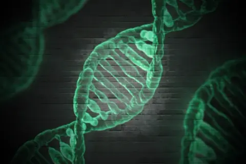 Zielona, świecąca struktura DNA na tle ciemnej ceglanej ściany. Może symbolizować badania nad zespołem Patau.