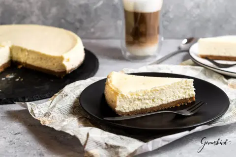Ein Stück New York Cheesecake, cremig und auf einem Keksboden, wartet auf dich. Dieses Rezept ist ein Genuss!