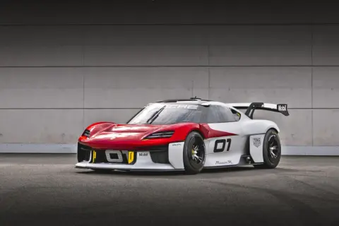 Wyścigowy Porsche Mission R w czerwono-białej kolorystyce, z numerem 01 i logo Mobil, gotowy do podboju toru.