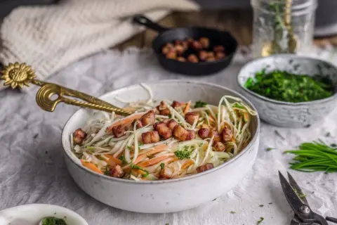 Ein köstlicher Krautsalat mit karamellisierten Speckwürfeln und frischer Petersilie. Perfekt als Beilage oder leichtes Hauptgericht.
