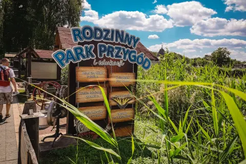 Rodzinny Park Przygód i Edukacji w Ostrowie Wielkopolskim, oferujący atlas grzybów, ścieżki edukacyjne i zagrody ze zwierzętami.