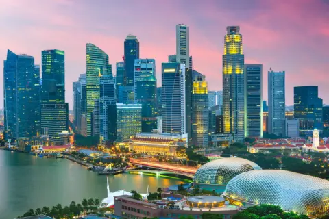 Wieżowce w Singapurze o zachodzie słońca. Czy Singapur to państwo? Tak, to nowoczesne państwo-miasto z imponującą panoramą.