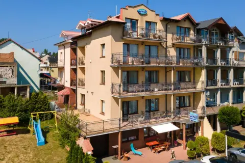 Hotel Neptun w Jastrzębiej Górze z placem zabaw i widokiem na morze.