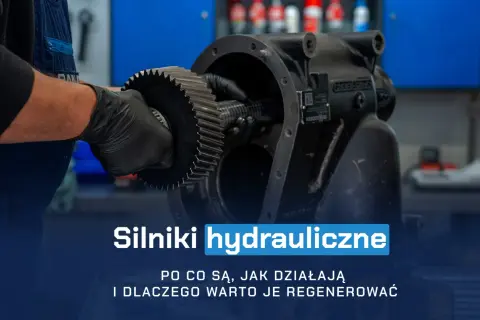 Mechanik w rękawiczkach montuje zębatkę w obudowie, ilustrując zasadę działania silnika hydraulicznego.