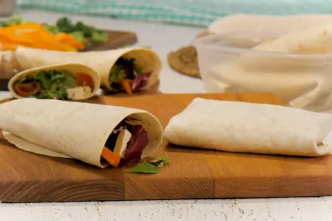 Frische Wraps mit Gemüse und Käse, perfekt für schnelle wraps rezepte.