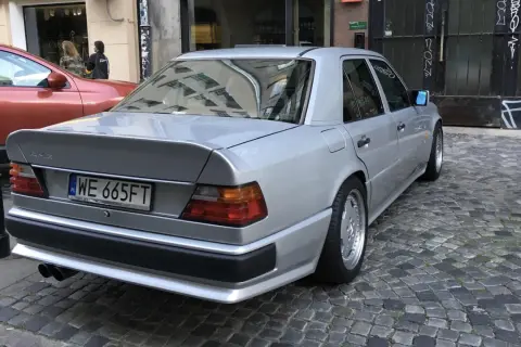 Silver Mercedes Hammer AMG, en klassiker på kullerstensgata.
