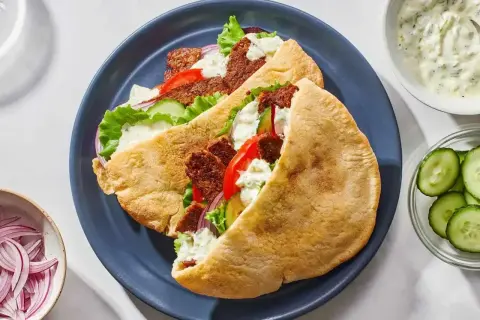 Dwa pyszne kebaby w picie z soczystym mięsem, świeżymi warzywami i kremowym sosem. Idealne na szybki lunch!