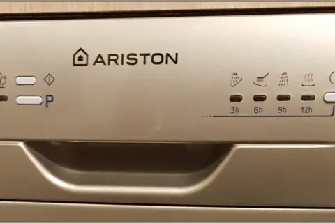 Panel sterowania zmywarki Hotpoint Ariston. Ikony programów i opóźnienia startu. Instrukcja obsługi po polsku pomoże Ci wybrać najlepszy cykl.