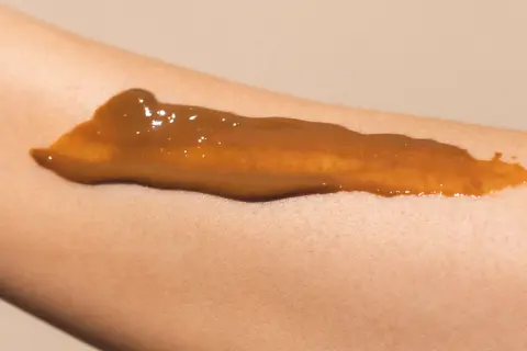 En strimma brun utan sol på en arm. Perfekt för dig som är gravid och vill ha en solkysst look.