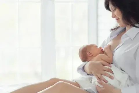 Bezpieczne sposoby na kaszel przy karmieniu piersią – co możesz stosować?