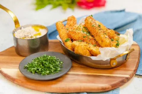 Krispiga grilloststavar med dipp och färska örter. Ett perfekt grillost recept för sommaren.