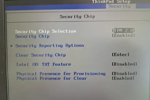 ThinkPad Setup: Security Chip Einstellungen. TPM 2.0 ist aktiviert. Wenn der BIOS nicht startet, könnte dies eine Ursache sein.