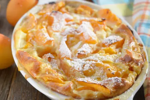 Un délicieux clafoutis aux abricots, comme le faisait grand-mère. Une recette simple et gourmande pour un dessert fruité.