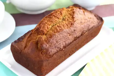 Złocisty chlebek bananowy, idealny na śniadanie lub deser. Ten przepis na chlebek bananowy jest prosty i pyszny.