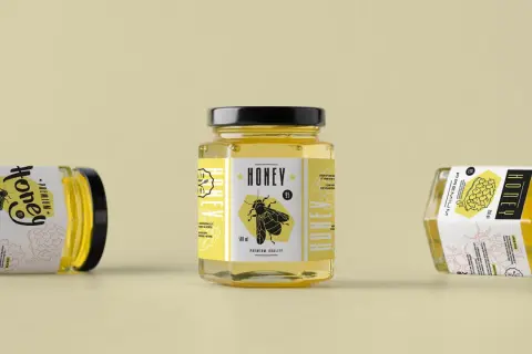 Barattoli di miele con etichette vintage, perfette per creare le tue etichette miele da stampare gratis.