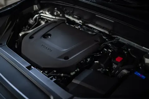 Nowoczesne silniki Volvo, czyste i gotowe do pracy. Pod czarną osłoną kryje się serce samochodu.