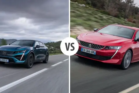 Dwa modele Peugeot sedan: jeden niebieski, drugi czerwony, jadące po drodze.