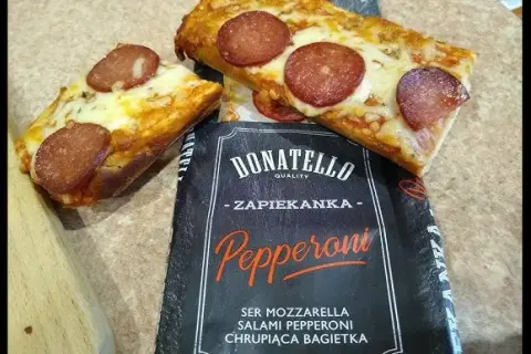 Zapiekanka z Biedronki: Skład, cena, smak czy warto kupić?