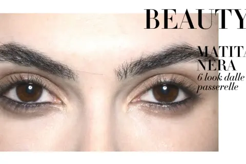 Occhi con un look grunge makeup, evidenziati da matita nera e ciglia folte.