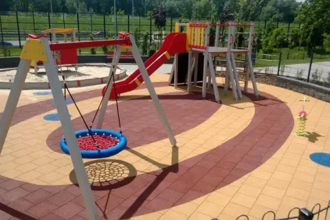 Bezpieczna nawierzchnia na plac zabaw: poradnik dla rodziców