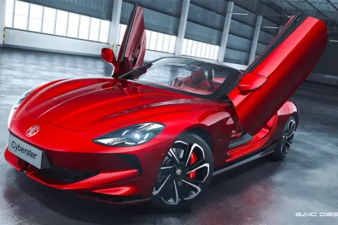 MG Cyberster rojo con puertas de mariposa abiertas. ¿Qué marca es? Un deportivo futurista.