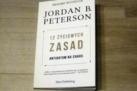 Okładka książki Jordan Peterson "12 Życiowych Zasad". Antidotum na chaos.