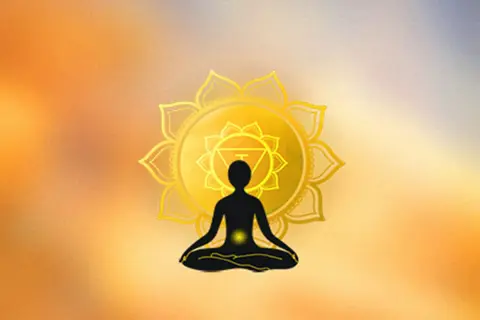 Silueta humana meditando, con el chakra del plexo solar activado en amarillo brillante, rodeado por un loto dorado.