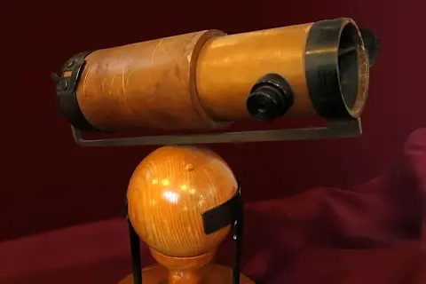 Kto wynalazł teleskop zwierciadlany i dlaczego Newton jest uznawany?