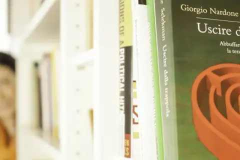 Libro "Uscire dalla trappola" di Nardone e Seleman, che tratta la terapia breve strategica e le sue controindicazioni.