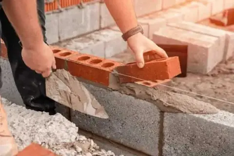 Ile wody do zaprawy murarskiej? Proporcje, błędy i wpływ na jakość muru