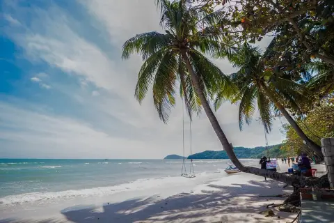 Rajska plaża na wyspie Phu Quoc z palmami, huśtawką i turkusowym morzem. Idealne miejsce na relaks.