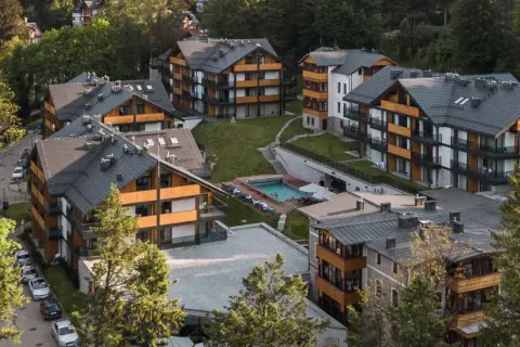 Nowoczesne apartamenty i basen w otoczeniu zieleni. Idealne miejsce na wypoczynek w Tremonti Ski & Bike Resort.