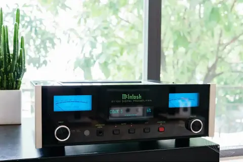 McIntosh D1100 to cyfrowy przedwzmacniacz, który wzmacnia sygnał audio.