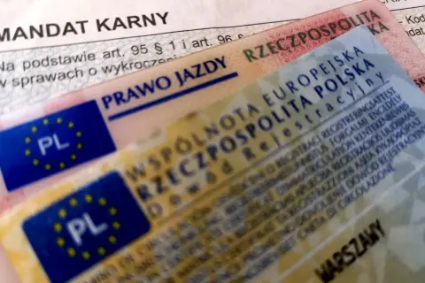 Mandat karny i prawo jazdy leżą obok siebie. Czy trzeba mieć przy sobie prawo jazdy, gdy dostajesz mandat?