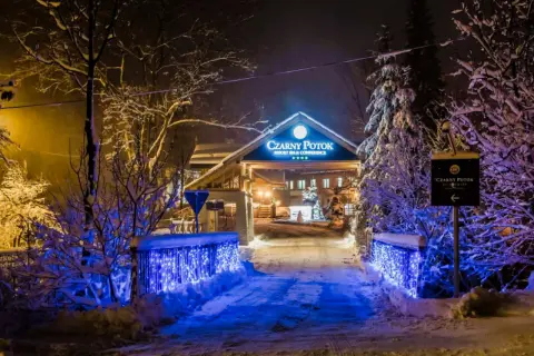 Zimowy, ośnieżony Czarny Potok Resort zaprasza na święta. Idealne miejsce, gdzie pojechać na święta bożego narodzenia w Polsce.