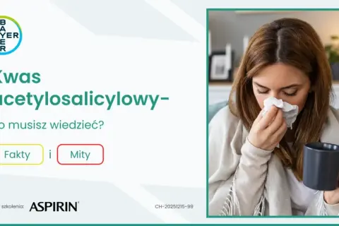 Kobieta z kubkiem w dłoni wydmuchuje nos w chusteczkę.