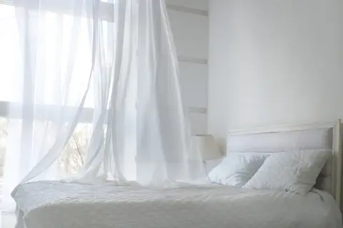 Lekkie, zwiewne firany z materiału, który nie wymaga prasowania, tworzą romantyczną atmosferę w sypialni.