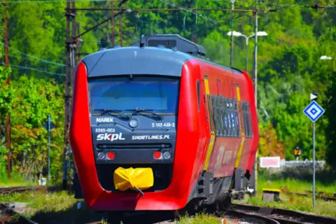 Czerwony pociąg SKPL "Marek" na torach, gotowy do podróży. Sprawdź pociąg zamość - kraków rozkład i wyrusz w drogę!