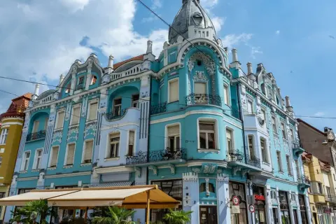 Piękne, błękitne kamienice w Oradea w Rumunii, z ozdobnymi fasadami i wieżyczką, przyciągają wzrok.