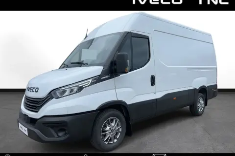 Biały Iveco 35s18, nowoczesny furgon gotowy do pracy. Idealny do transportu towarów.