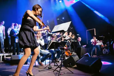 Queen Symfonicznie: Ile trwa koncert? Poznaj strukturę i hity!