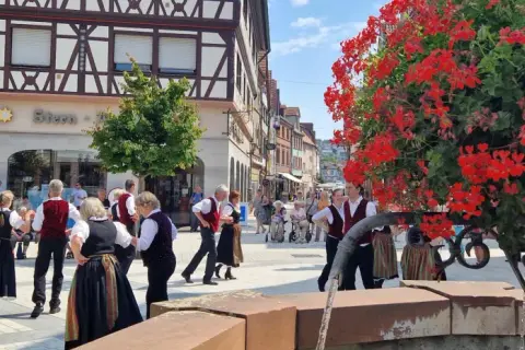 Tanzgruppe in Tracht belebt den Marktplatz. Ein Fest für die Sinne bei den Veranstaltungen heute Tauberbischofsheim.