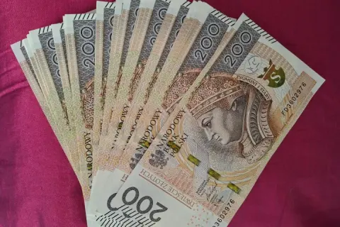 Stos banknotów po 200 zł. Taka kwota może być przeznaczona na amortyzację jednorazową.