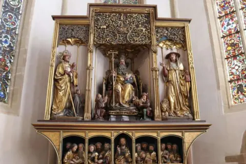 Der Isenheimer Altar in Colmar zeigt eine prächtige Skulpturengruppe mit Heiligenfiguren und Szenen aus dem Leben Christi.