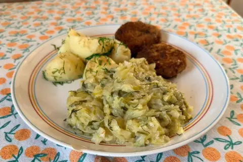 Młoda kapusta z koperkiem, przepis babci, podana z ziemniakami i kotlecikami. Pyszny, domowy obiad.