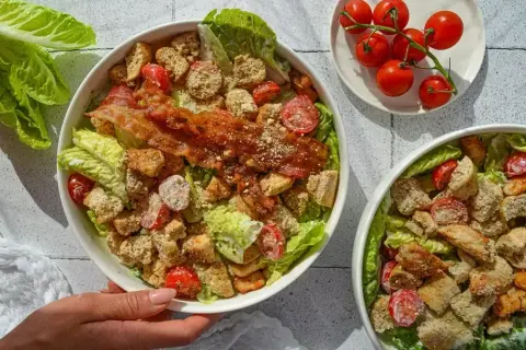 Ile kcal ma sałatka z kurczakiem? Zaskakujące wartości kaloryczne!