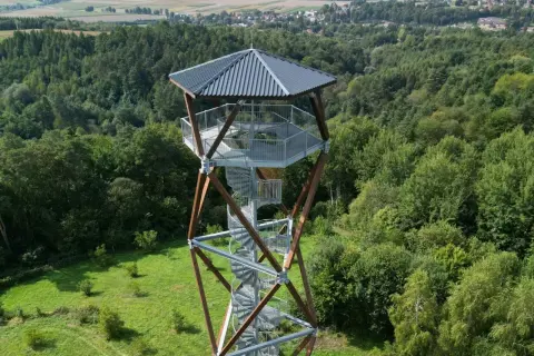 Nowa wieża obserwacyjna z kręconymi schodami zaprasza na górę, by podziwiać zielone lasy i krajobraz.