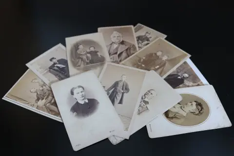 Un tas de vieilles photos de famille, un trésor pour un site pour connaitre ses origines.