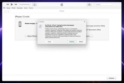 Komunikat w iTunes informuje o problemie z iPhone'em 13 mini, sugerując uaktualnienie lub odtworzenie, co jest kluczowe, jak odblokować iPhone w takiej sytuacji.