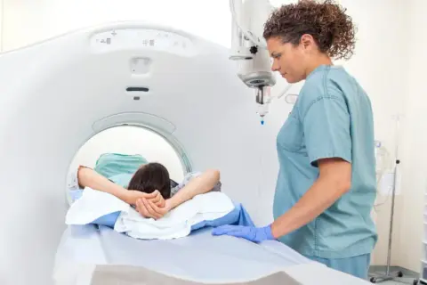 Co to jest badanie PET i jak wpływa na diagnozę nowotworów?